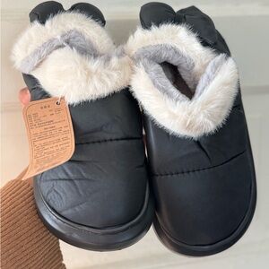 Cozy Black Slippers with Faux Fur Lining